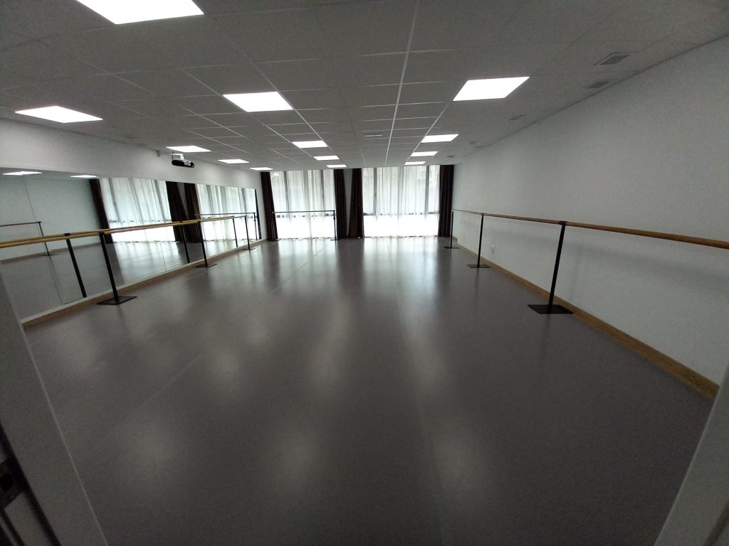 FOTO SALÓN APOLO CON ESPEJOS Y BARRAS BALLET 1