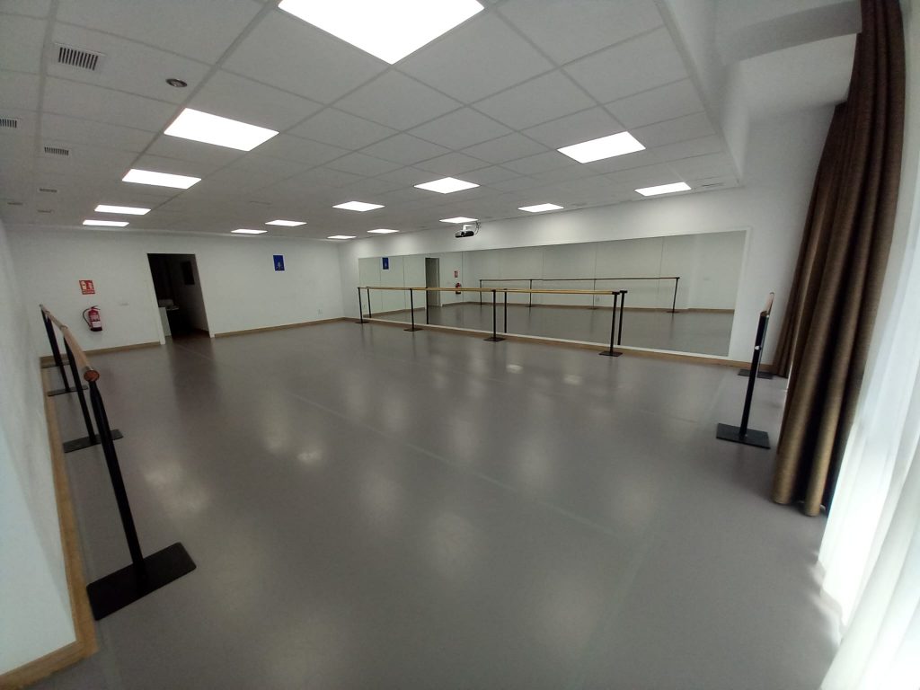 FOTO SALÓN APOLO CON ESPEJOS Y BARRAS BALLET 2