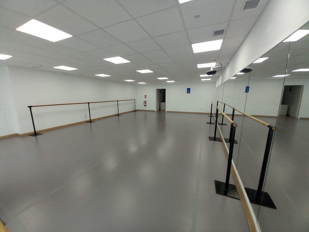 FOTO SALÓN APOLO CON ESPEJOS Y BARRAS BALLET 3