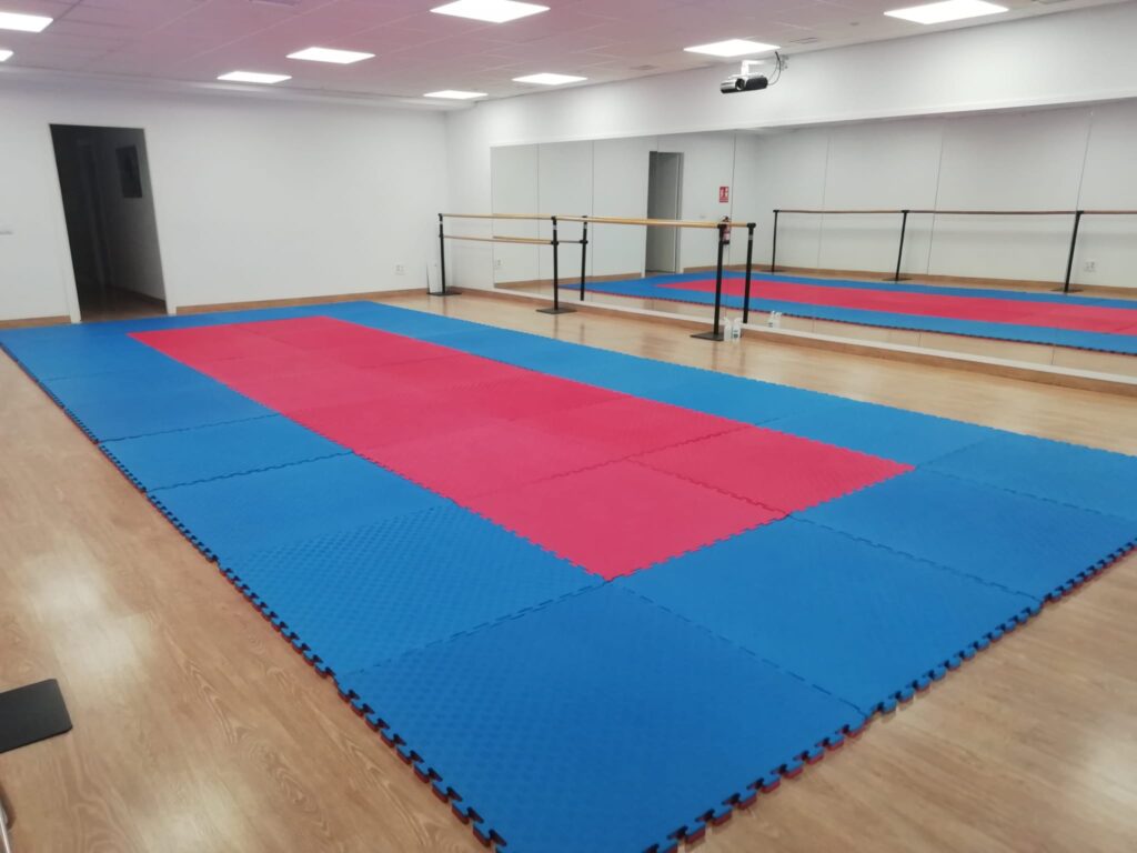 Salón Apolo con tatamis para artes marciales y yoga, alquiler por horas en Barcelona