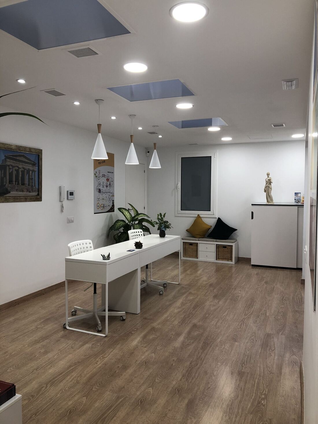Aula con luz natural para cursos y reuniones - Aulas Barcelona