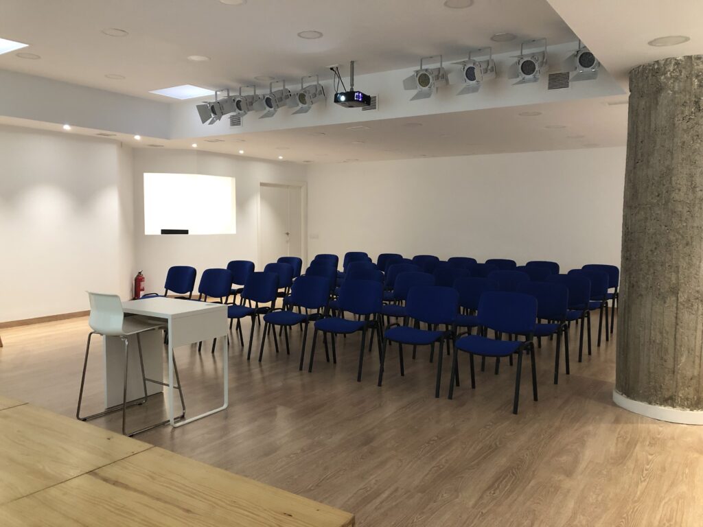 Sala de formación equipada en el Eixample - Aulas Barcelona