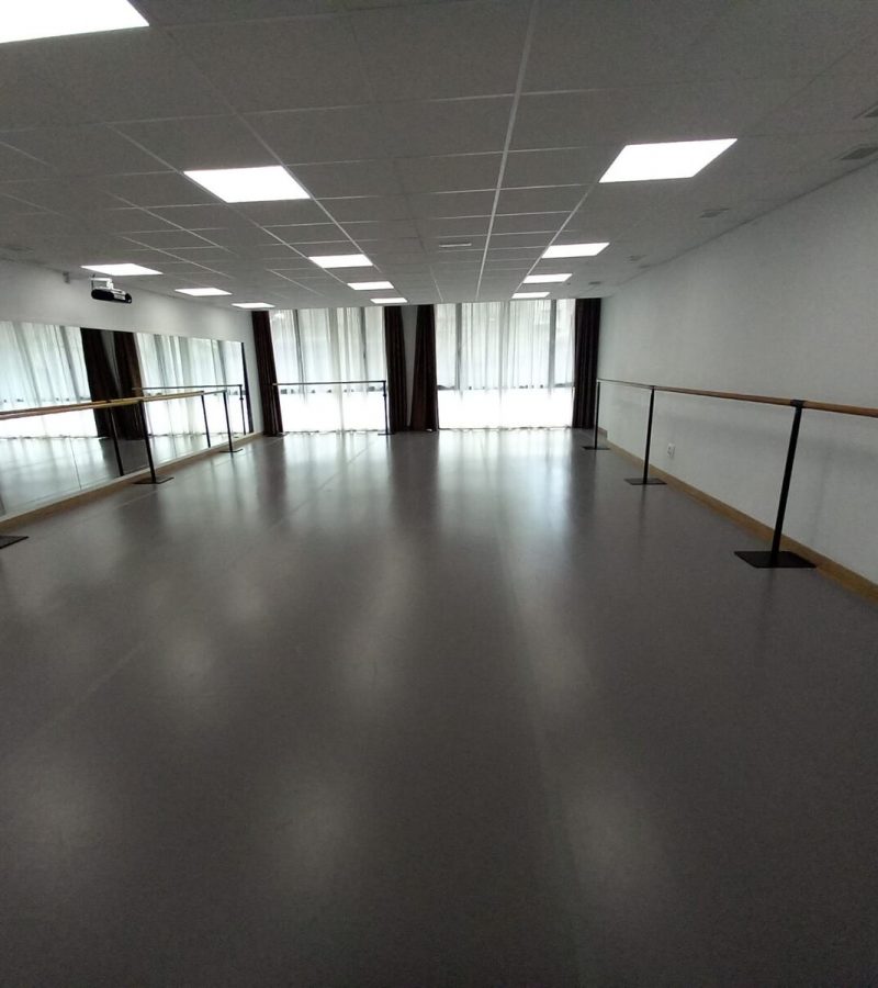 Salón Apolo con espejos y barras de ballet, sala de danza en alquiler en el Eixample de Barcelona