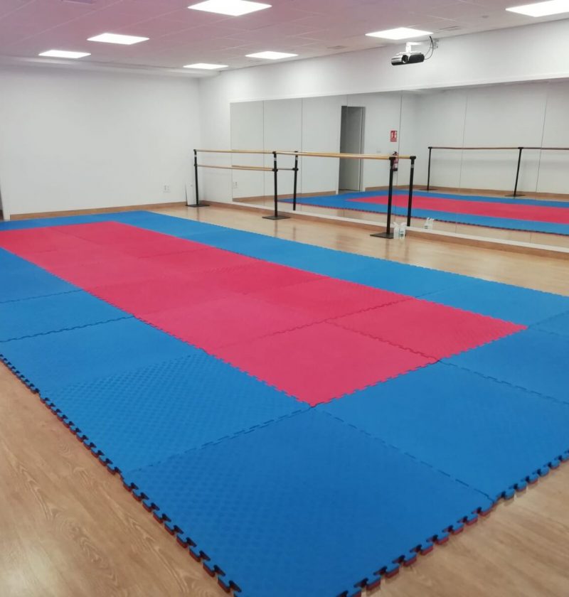 Salón Apolo con tatamis para artes marciales y yoga, alquiler por horas en Barcelona