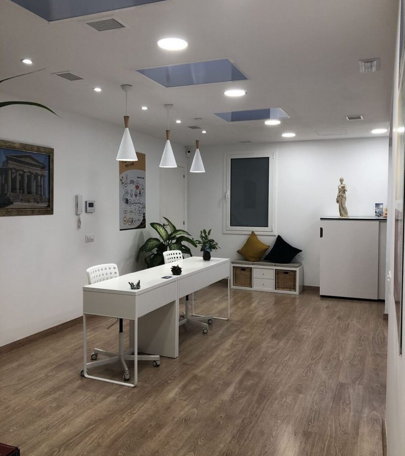 Aula con luz natural para cursos y reuniones - Aulas Barcelona