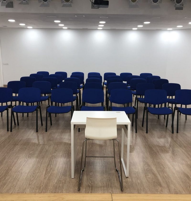 Aula climatizada para clases y presentaciones, alquiler de salas en Barcelona