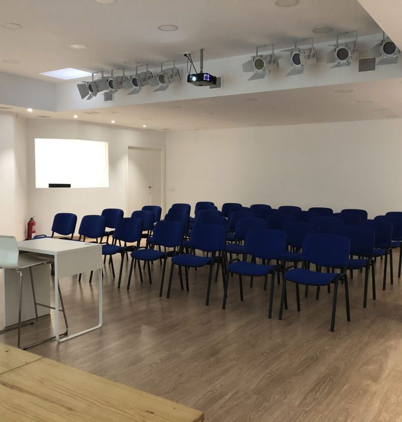 Sala de formación equipada en el Eixample - Aulas Barcelona