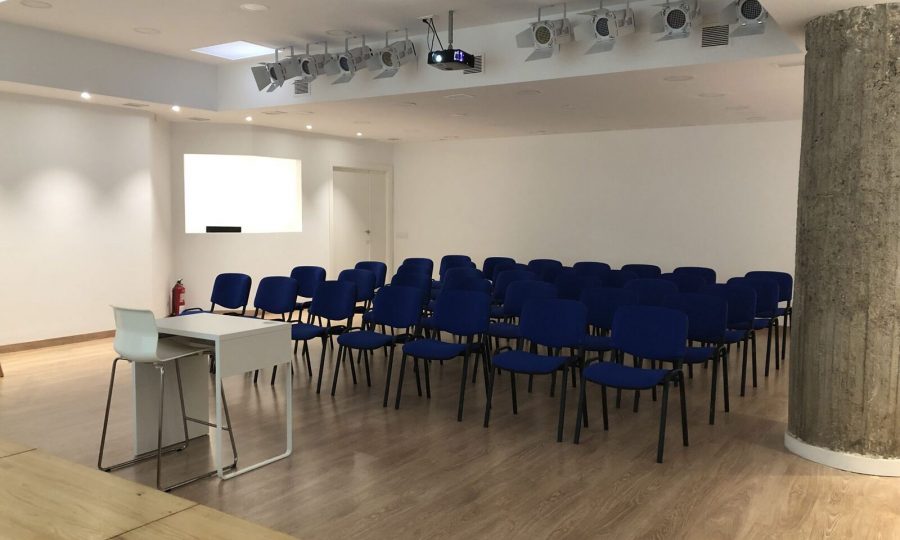 Sala de formación equipada en el Eixample - Aulas Barcelona