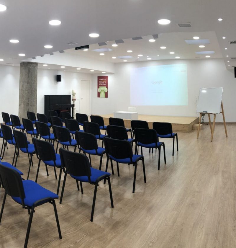 Aula de formación equipada para cursos, alquiler por horas en el centro de Barcelona